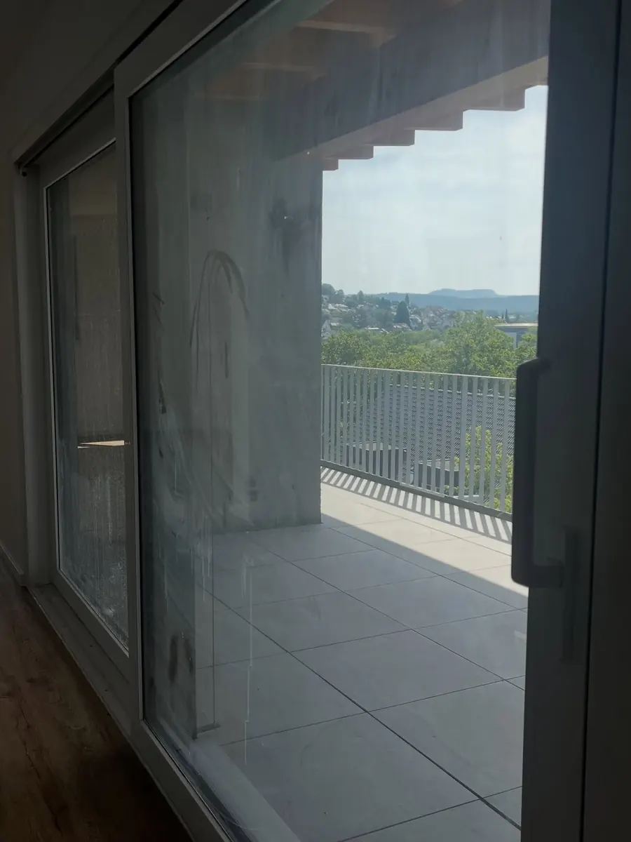 Große Fensterfront nach der Glasreinigung