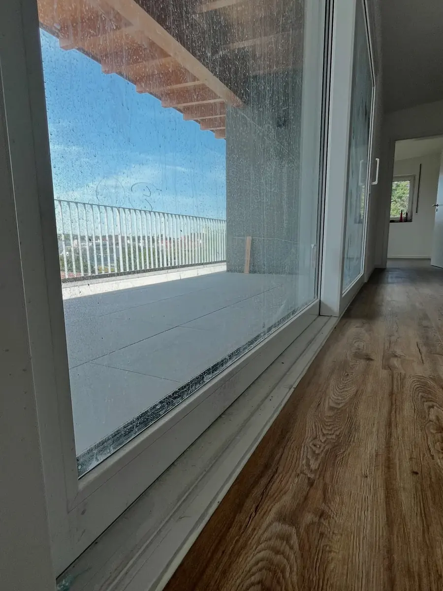 Detailaufnahme einer frisch gereinigten Glasfläche